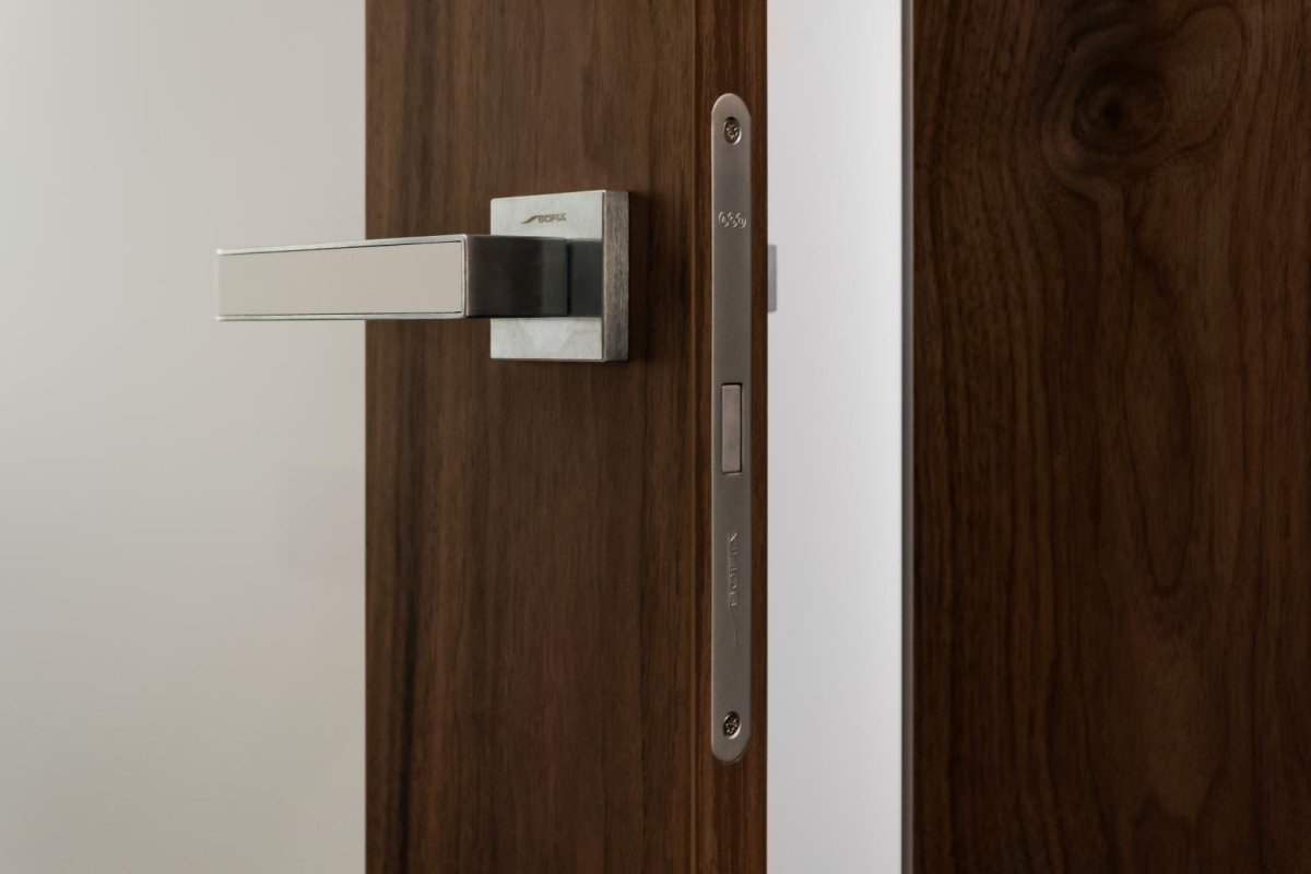 Дверь сама открывается