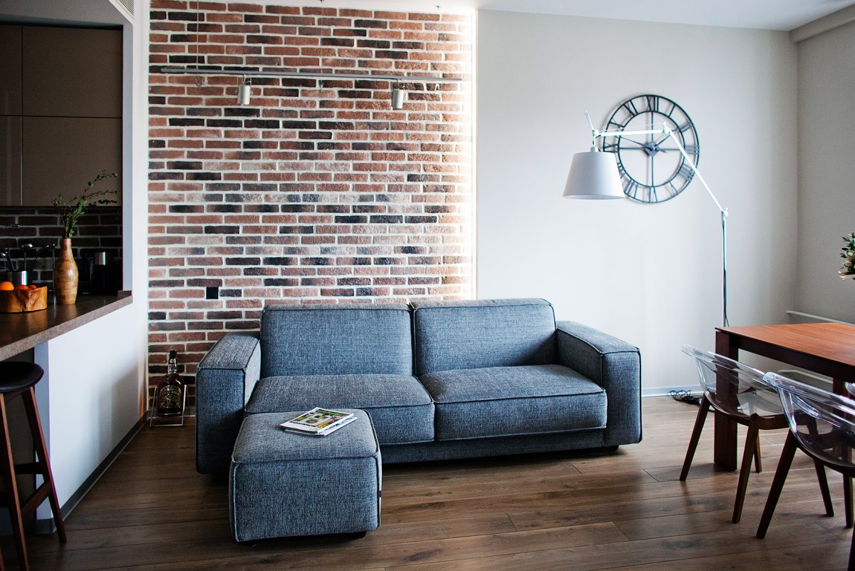 Интерьер фотостудии с диваном