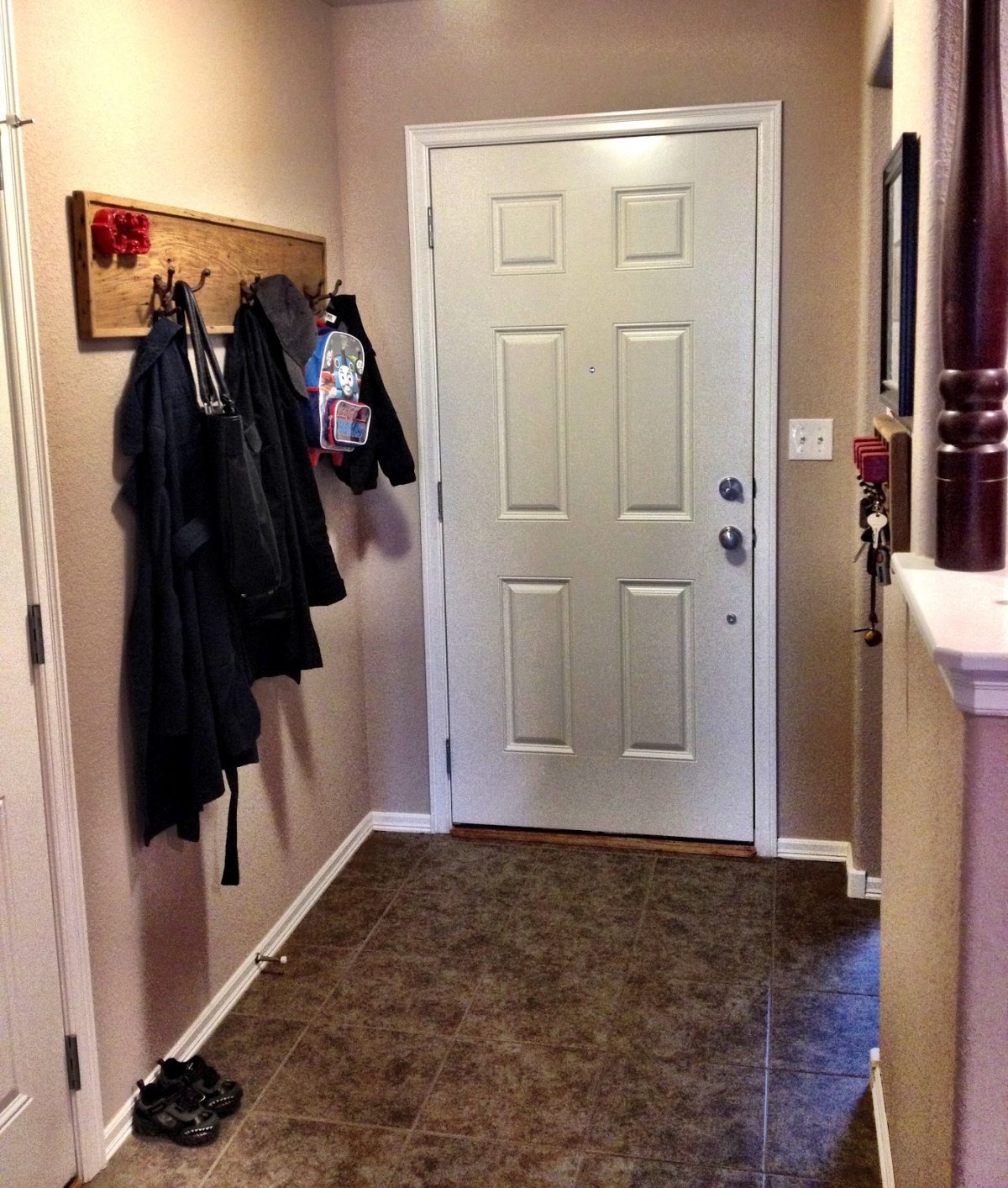 Входная дверь в коридоре