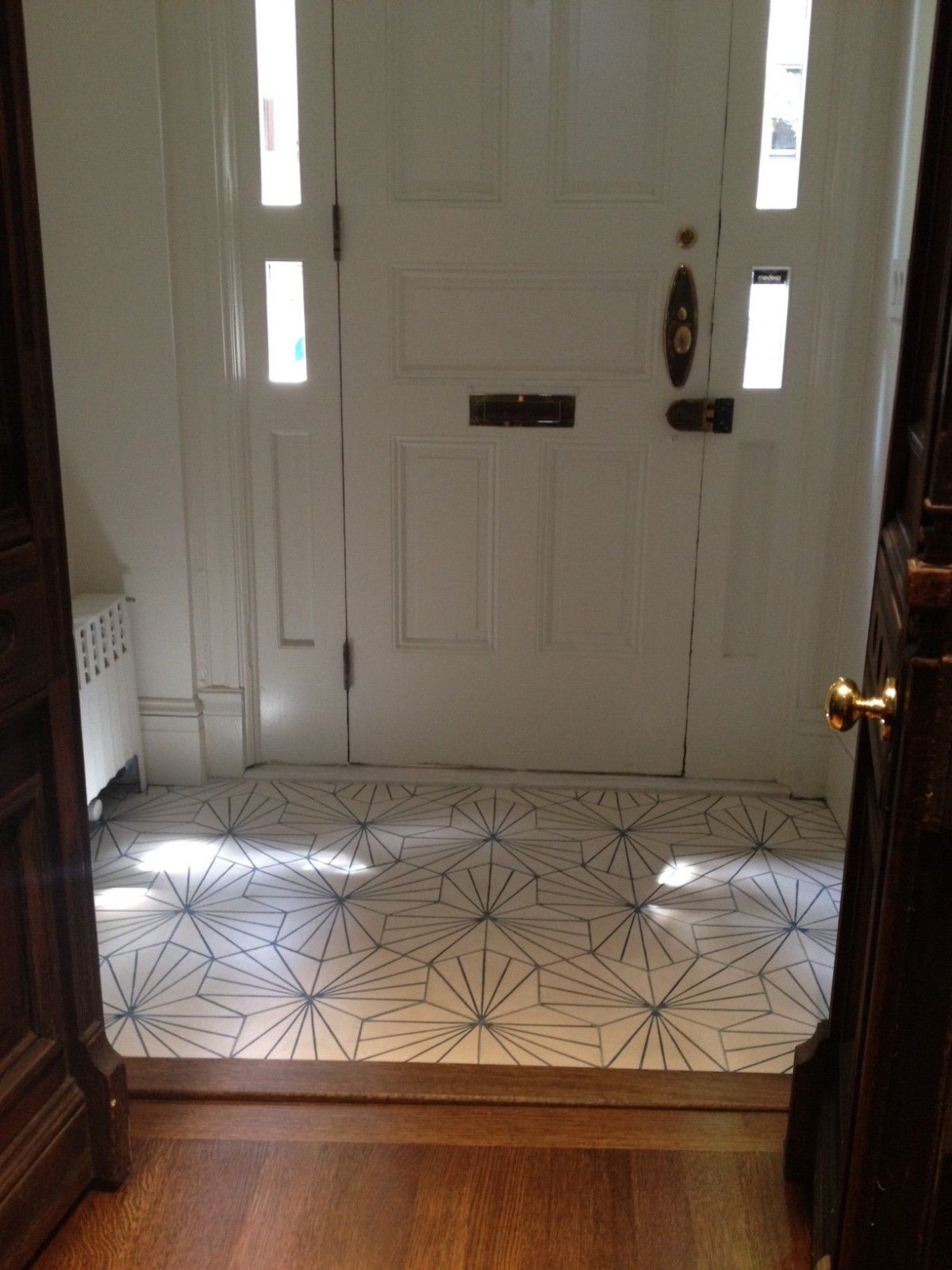 Плитка и линолеум в прихожей