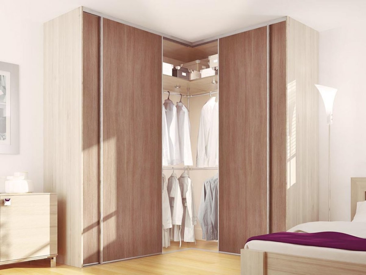 Угловой шкаф-купе в спальню с зеркалами