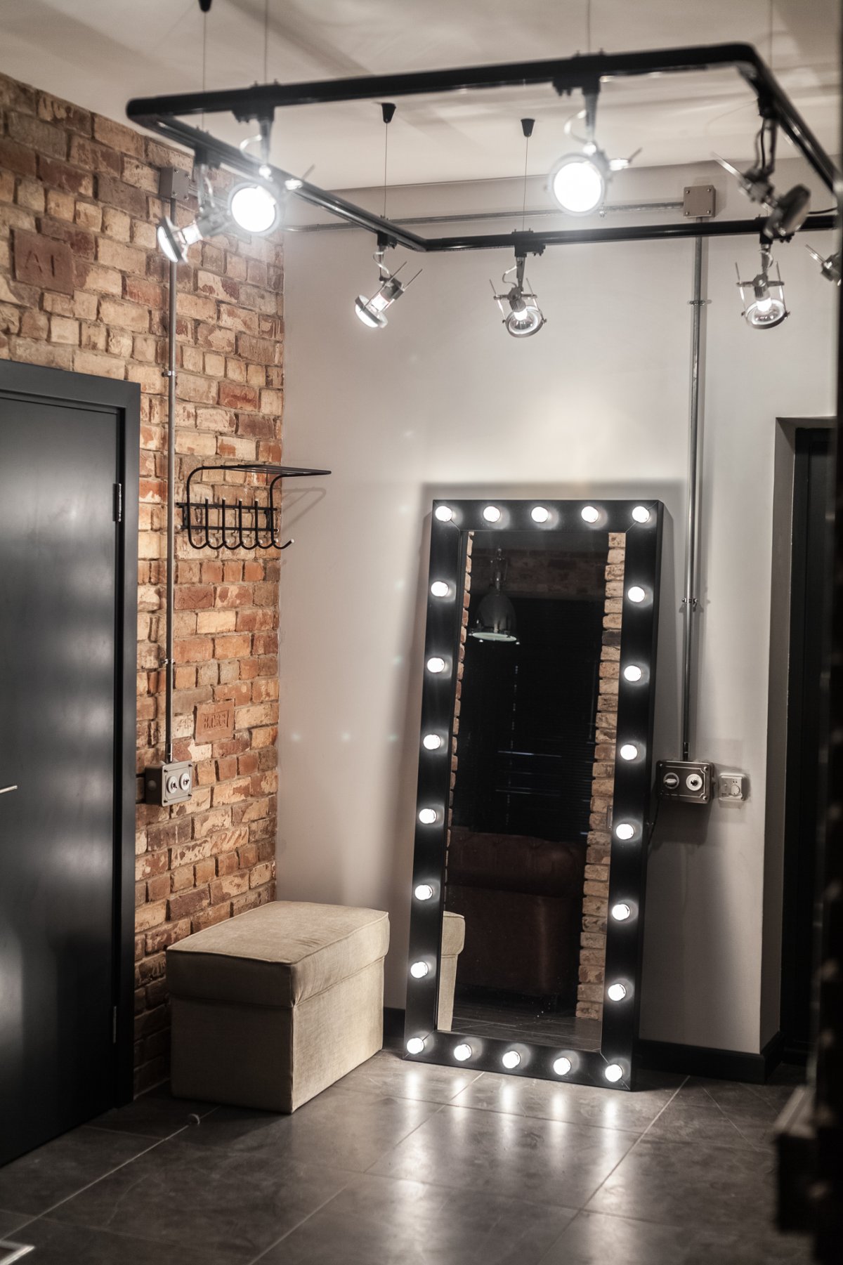 Коридор в скандинавском стиле с кирпичом