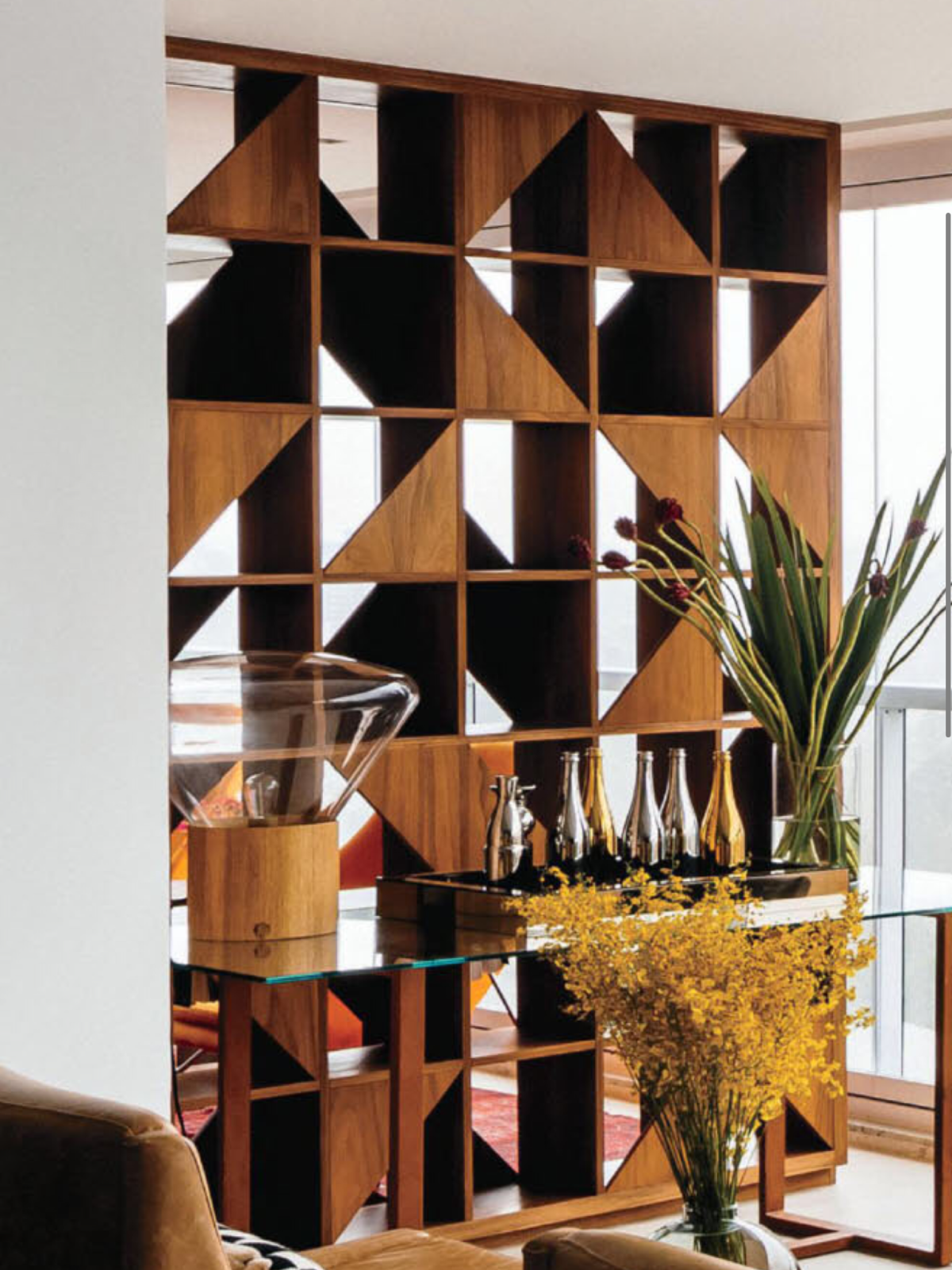 Зонировать студию стеллажом