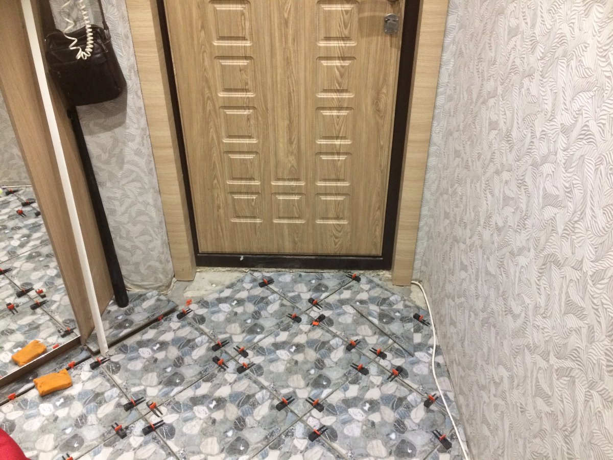 Пол в прихожей плитка и ламинат