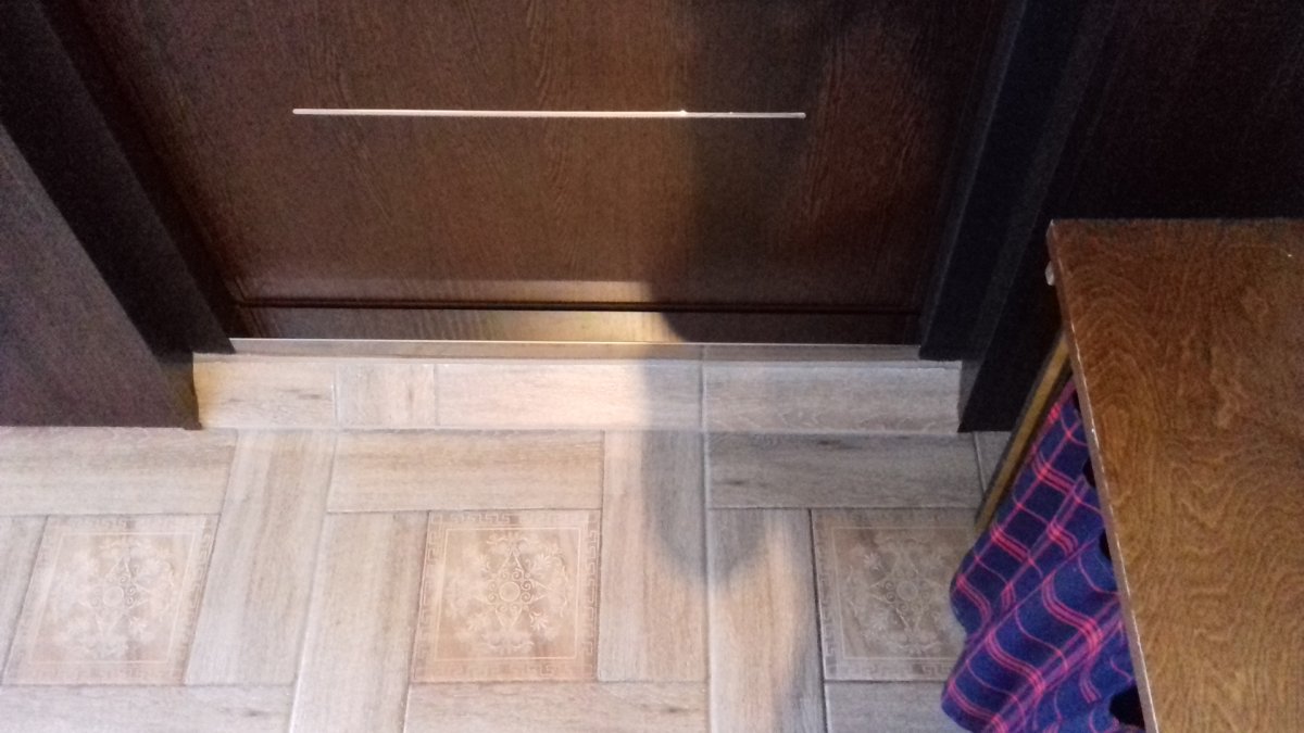 Плитка в коридор на пол у входной двери