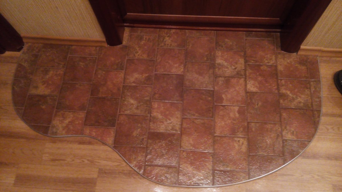 Ламинат на пороге входной двери