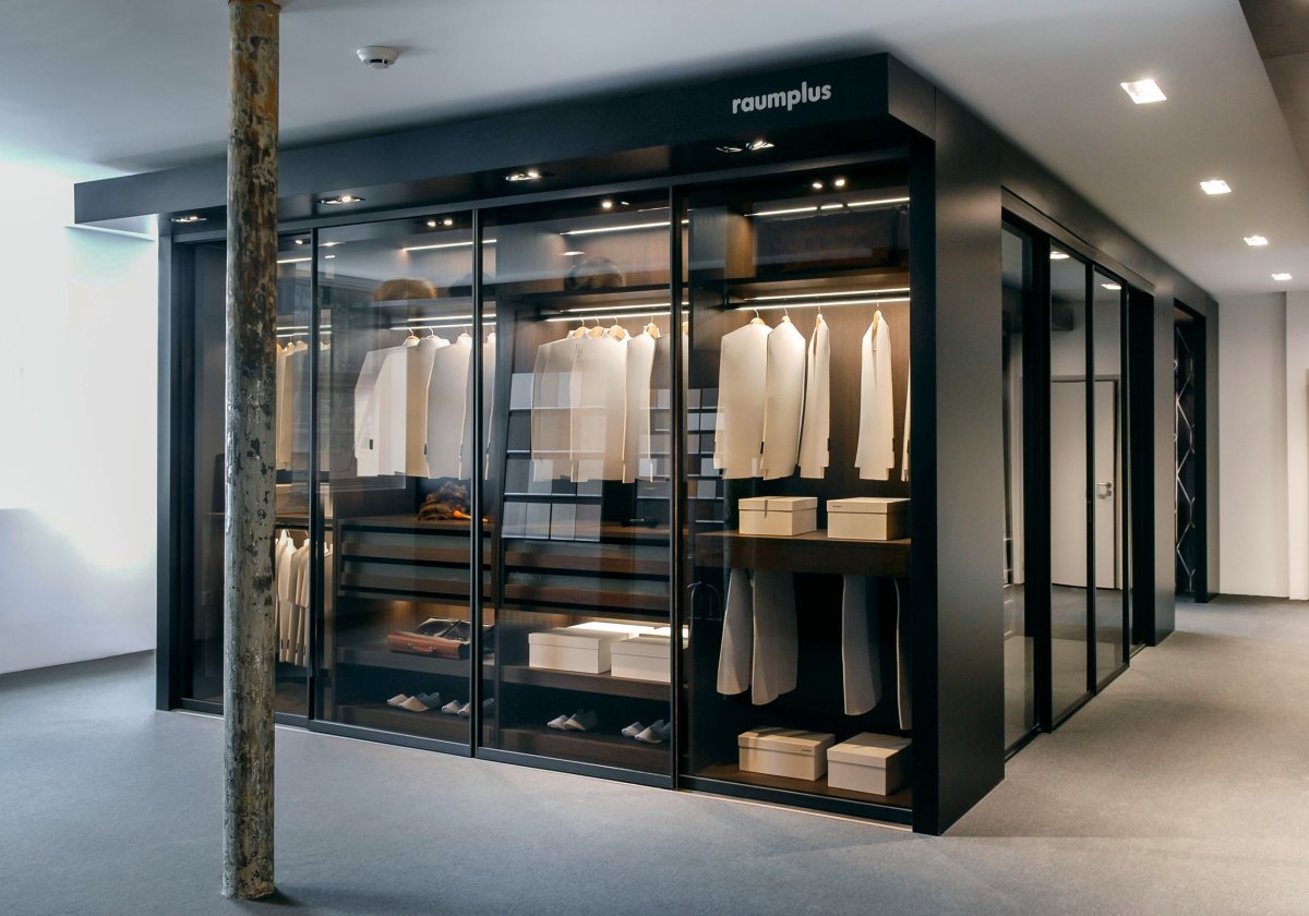 Гардеробная со стеклянной перегородкой