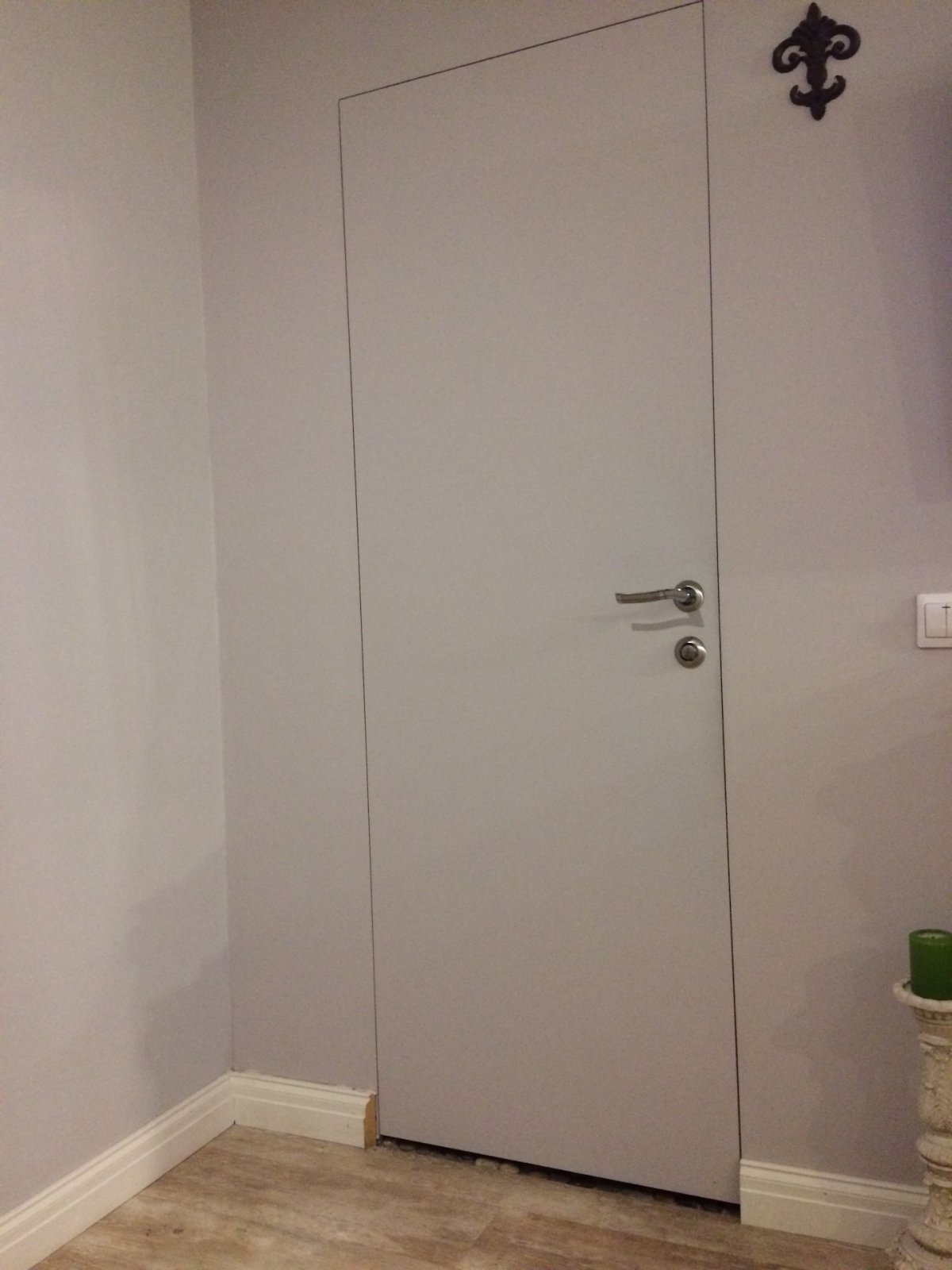 Скрытая дверь в интерьере