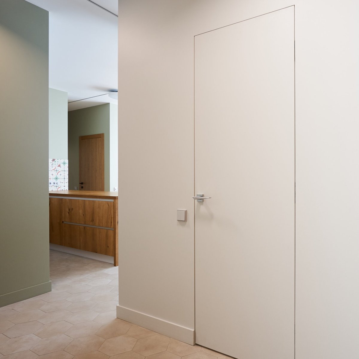 Плинтус на двери Инвизибл