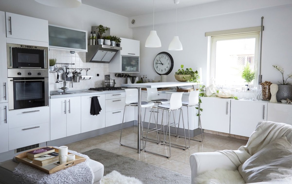 Серо желтый интерьер кухни икеа