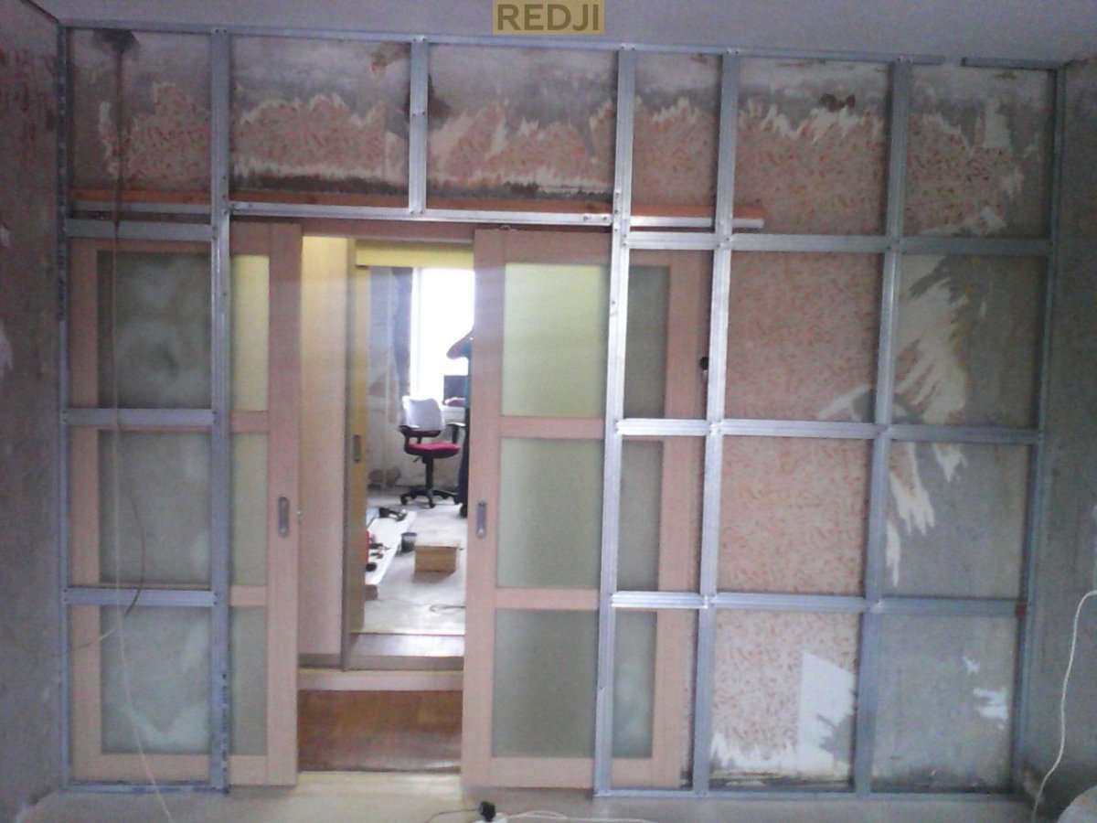 Перегородка из гипсокартона с дверью