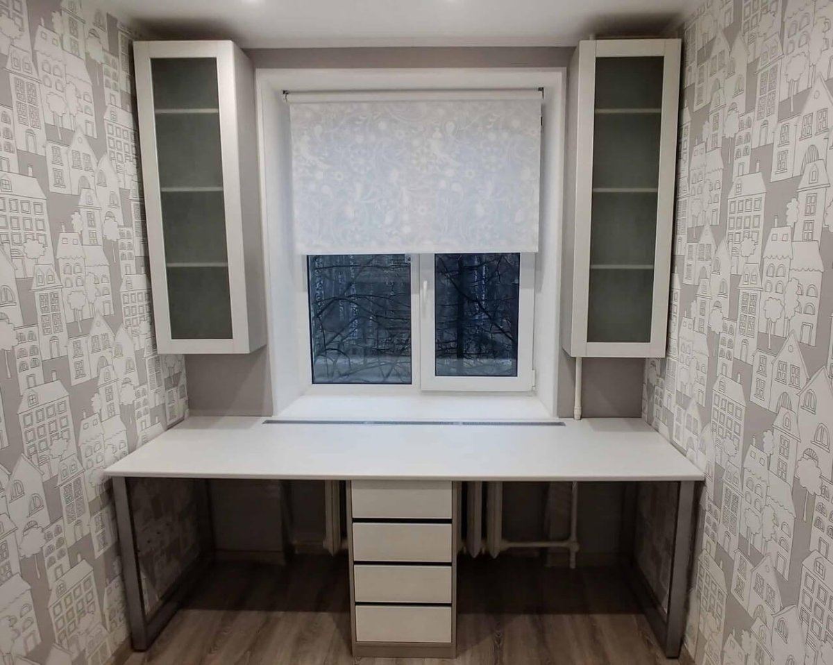 Письменный стол у окна