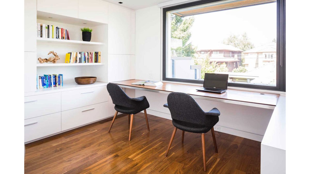 Стол-столешница в комнату под окно стол