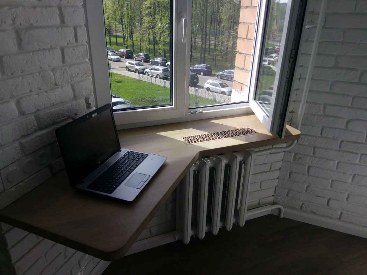 Подоконник-столешница в комнате