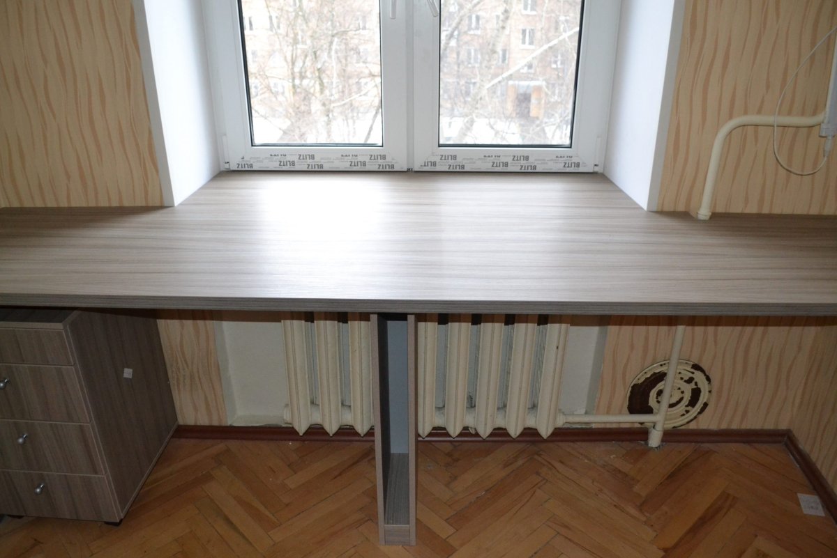 Широкий подоконник стол