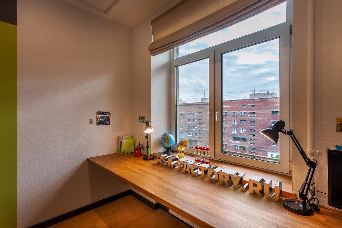 Встроенные столы в подоконник