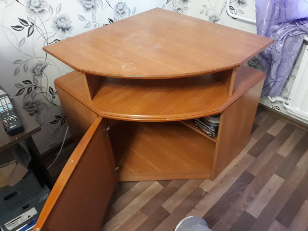 Угловая тумбочка в прихожую