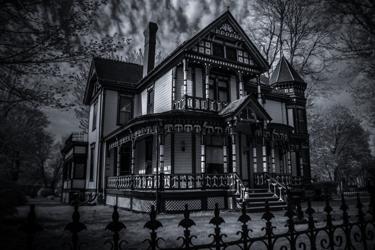 Темные обои в дом