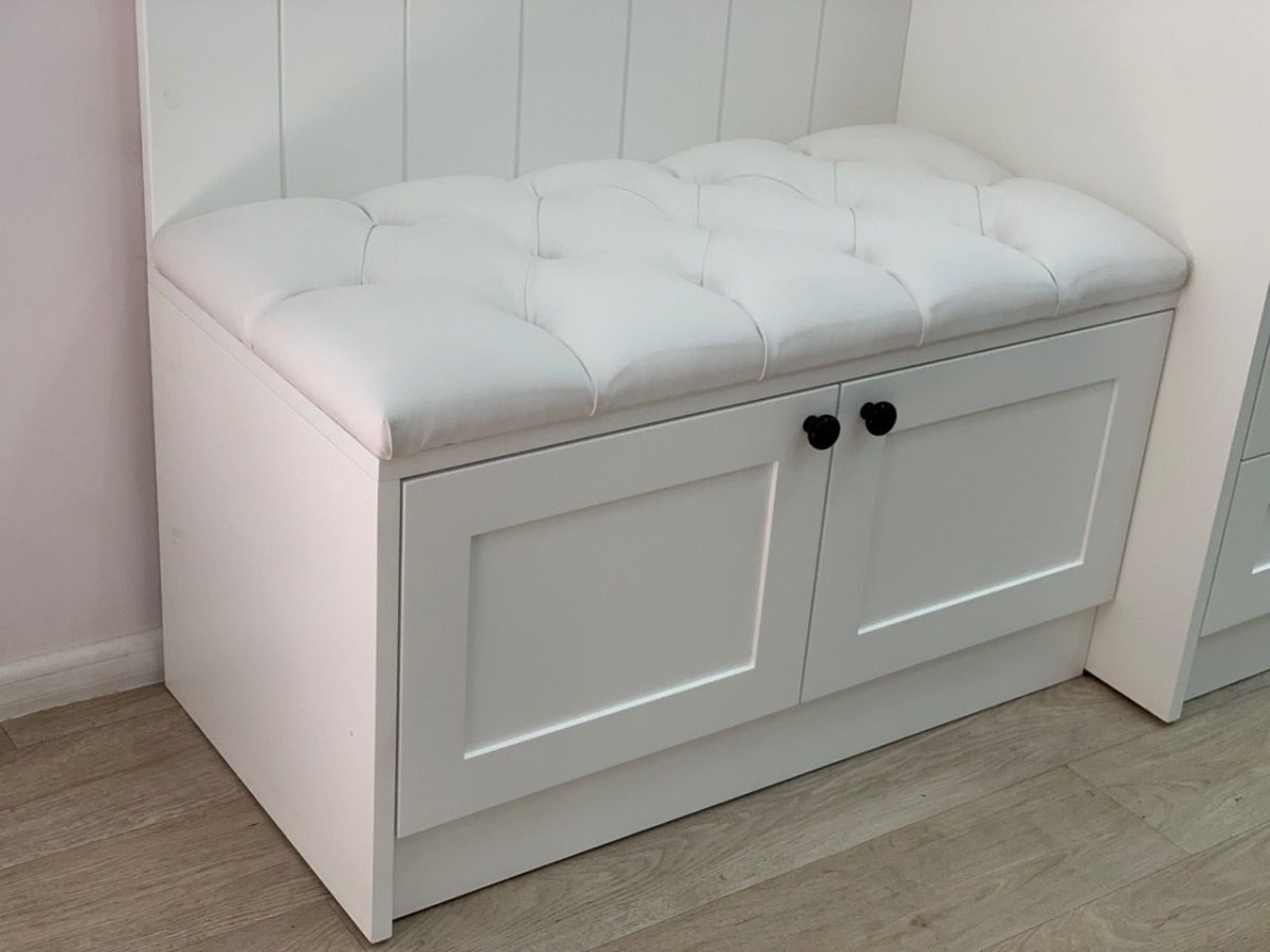 Белая обувница и пуф в интерьере