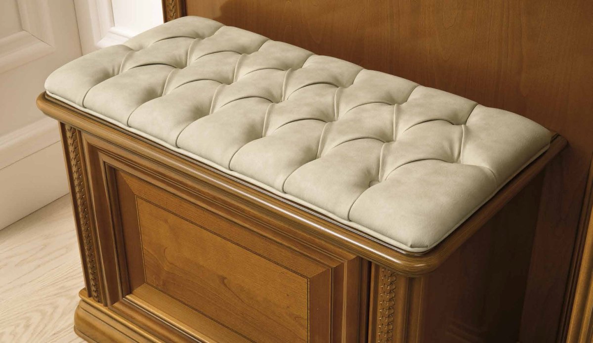 Подушка на тумбу в прихожую