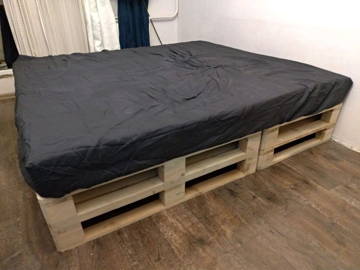 Кровать из европоддонов в стиле Loft