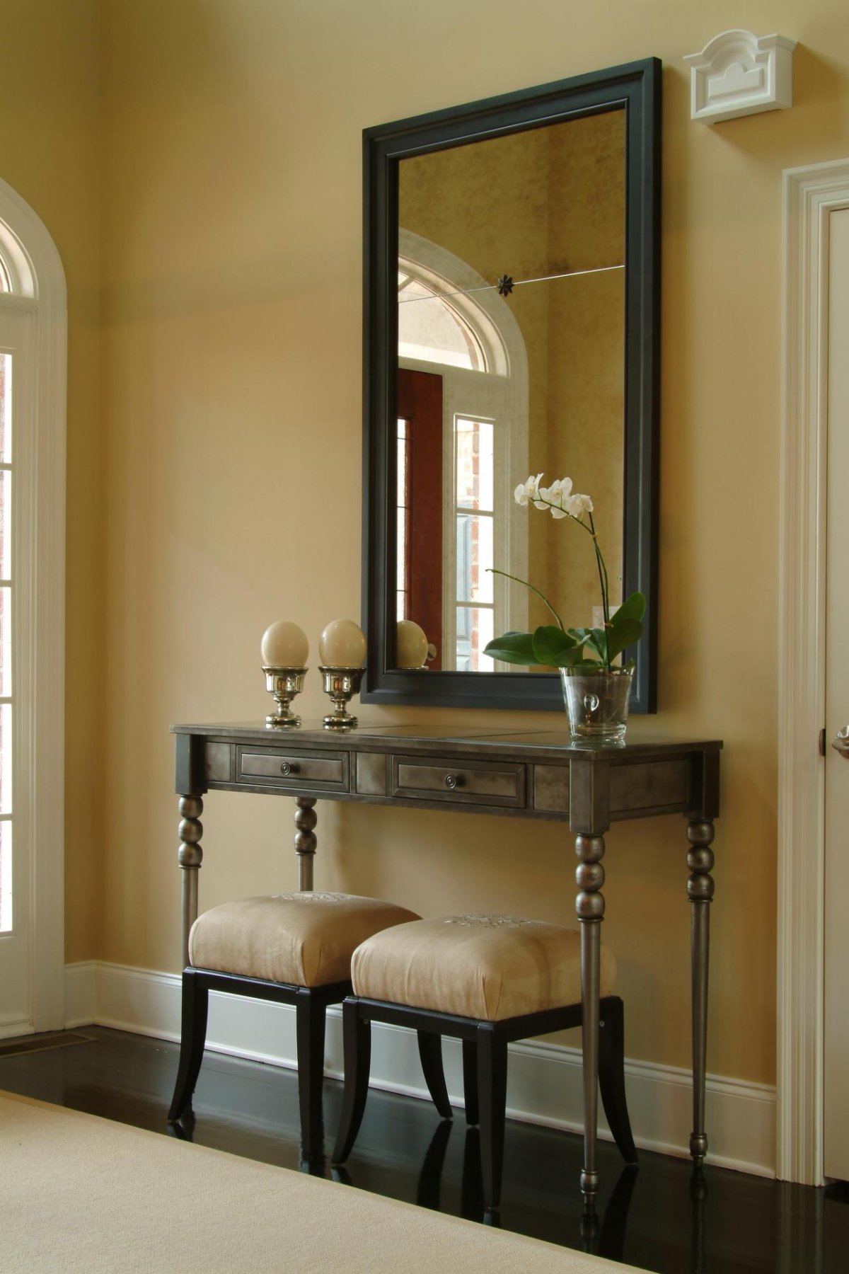 Консоль с зеркалом в коридоре