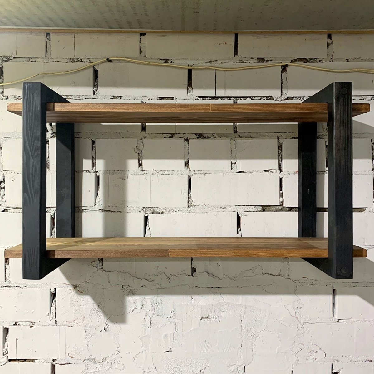 Книжные стеллажи в стиле лофт в интерьере