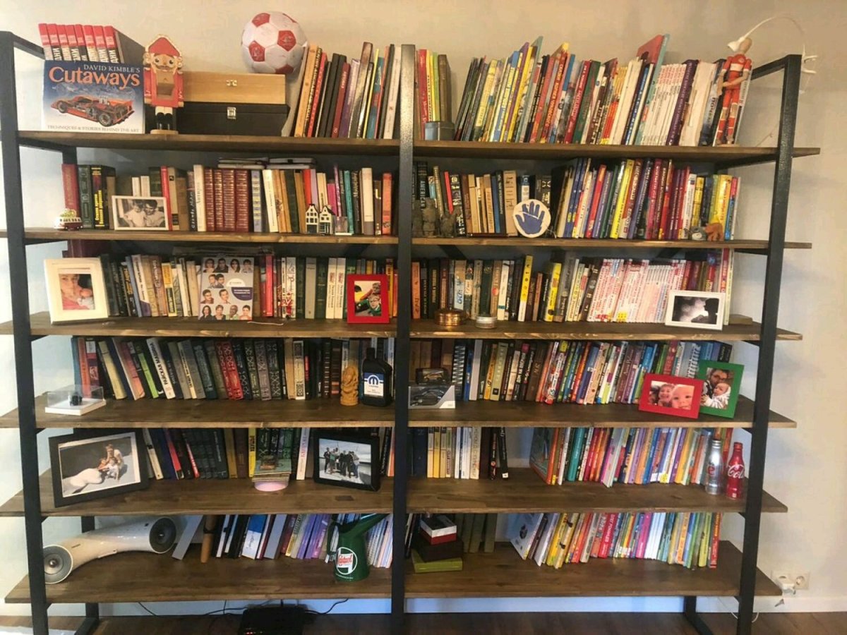 Книжная полка на стену в стиле лофт