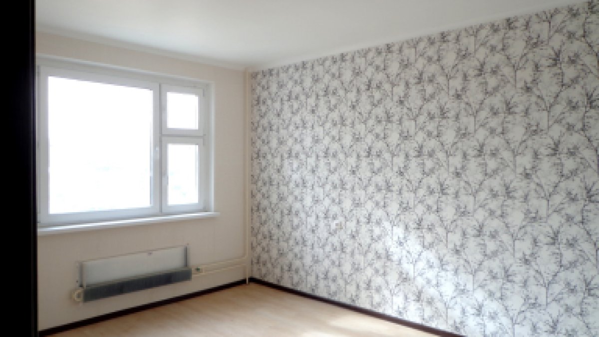 Отделка стен обоями поклейка