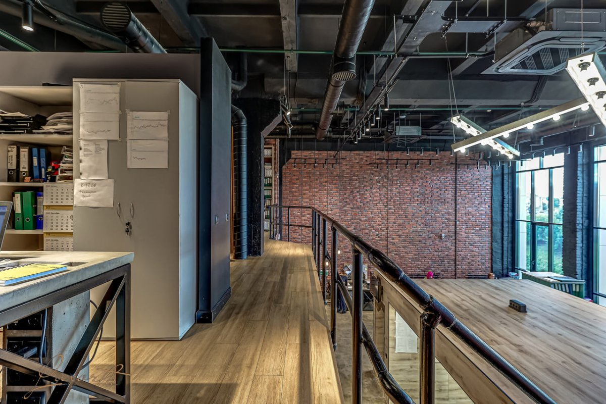 Освещение в офисе лофт