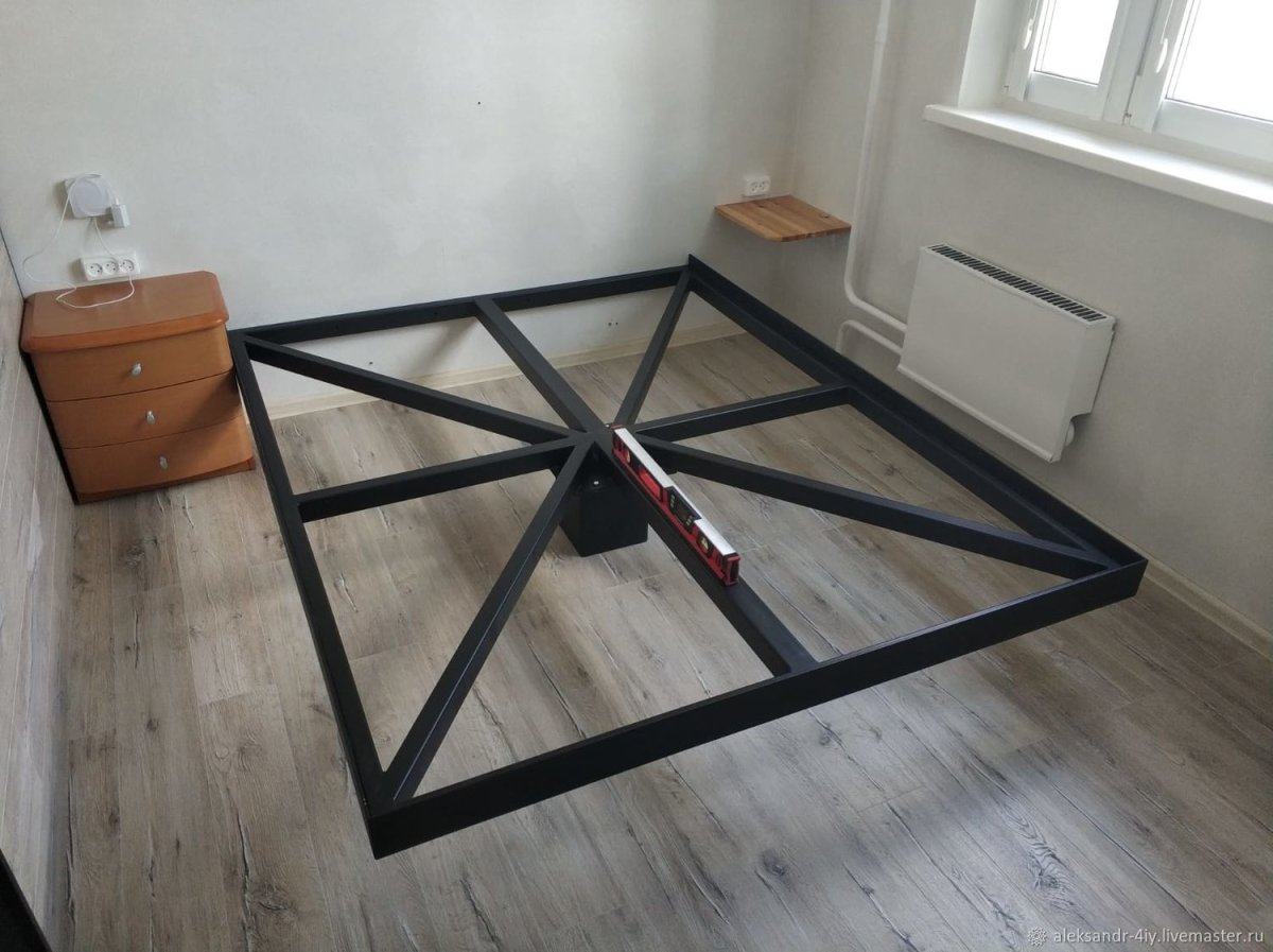 Двухместная кровать из дерева и кожи