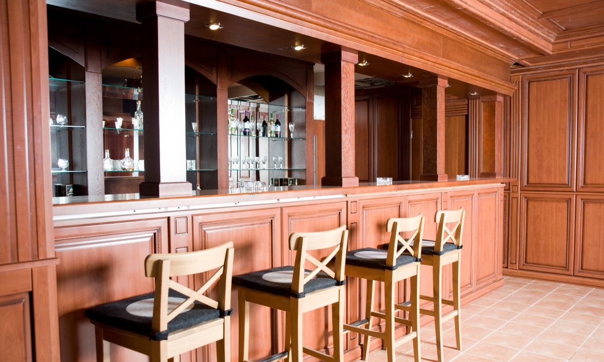 Классическая барная стойка в ресторане