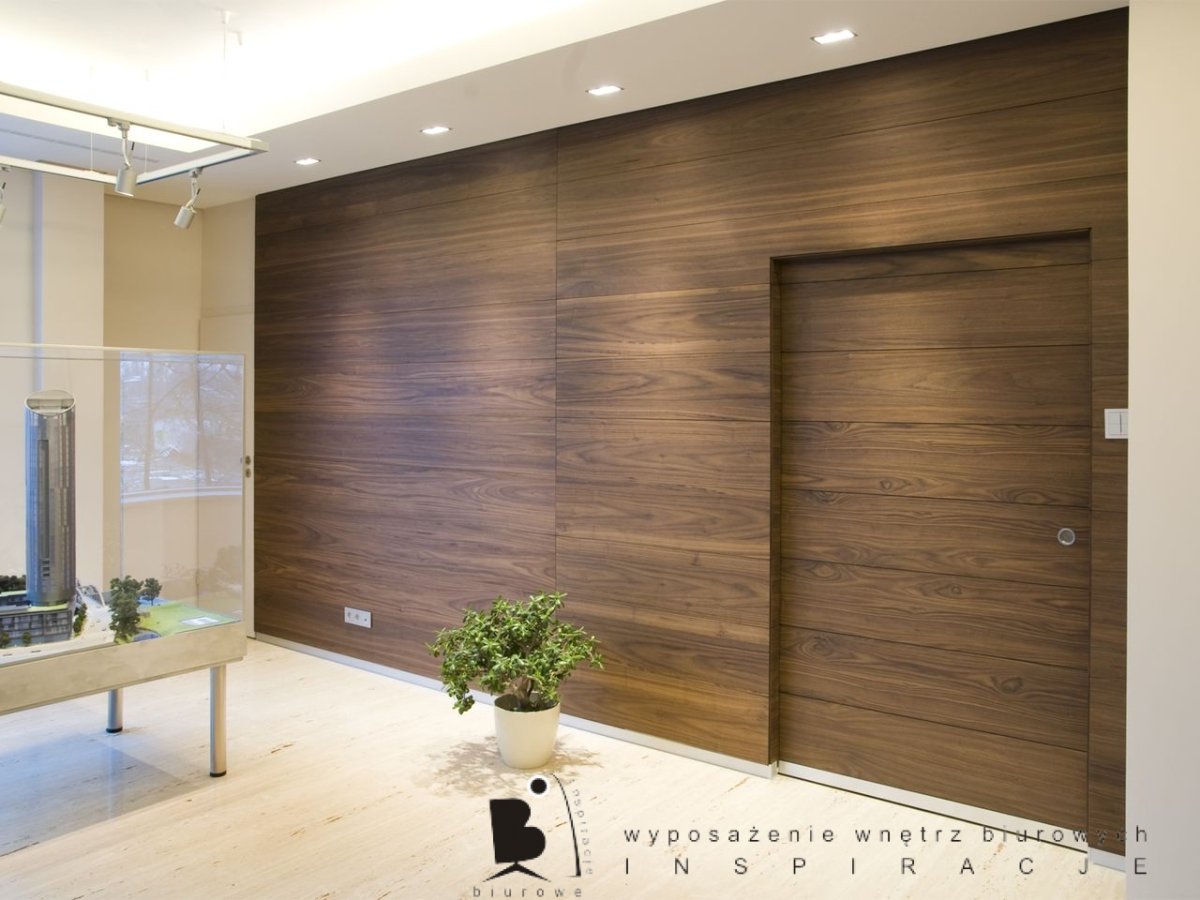 Столб отделка ламинатом фото в интерьере