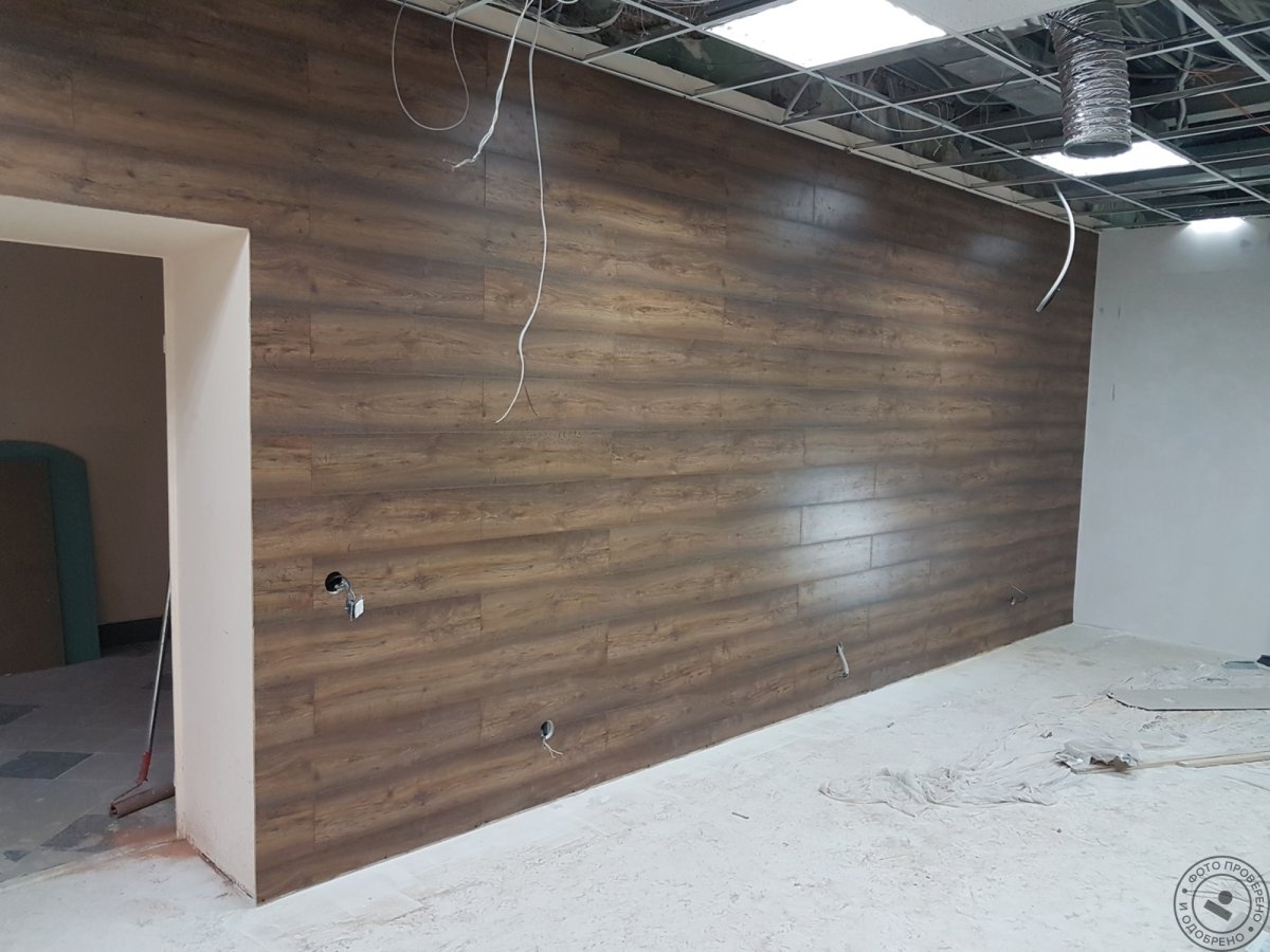Ламинат на стене в интерьере