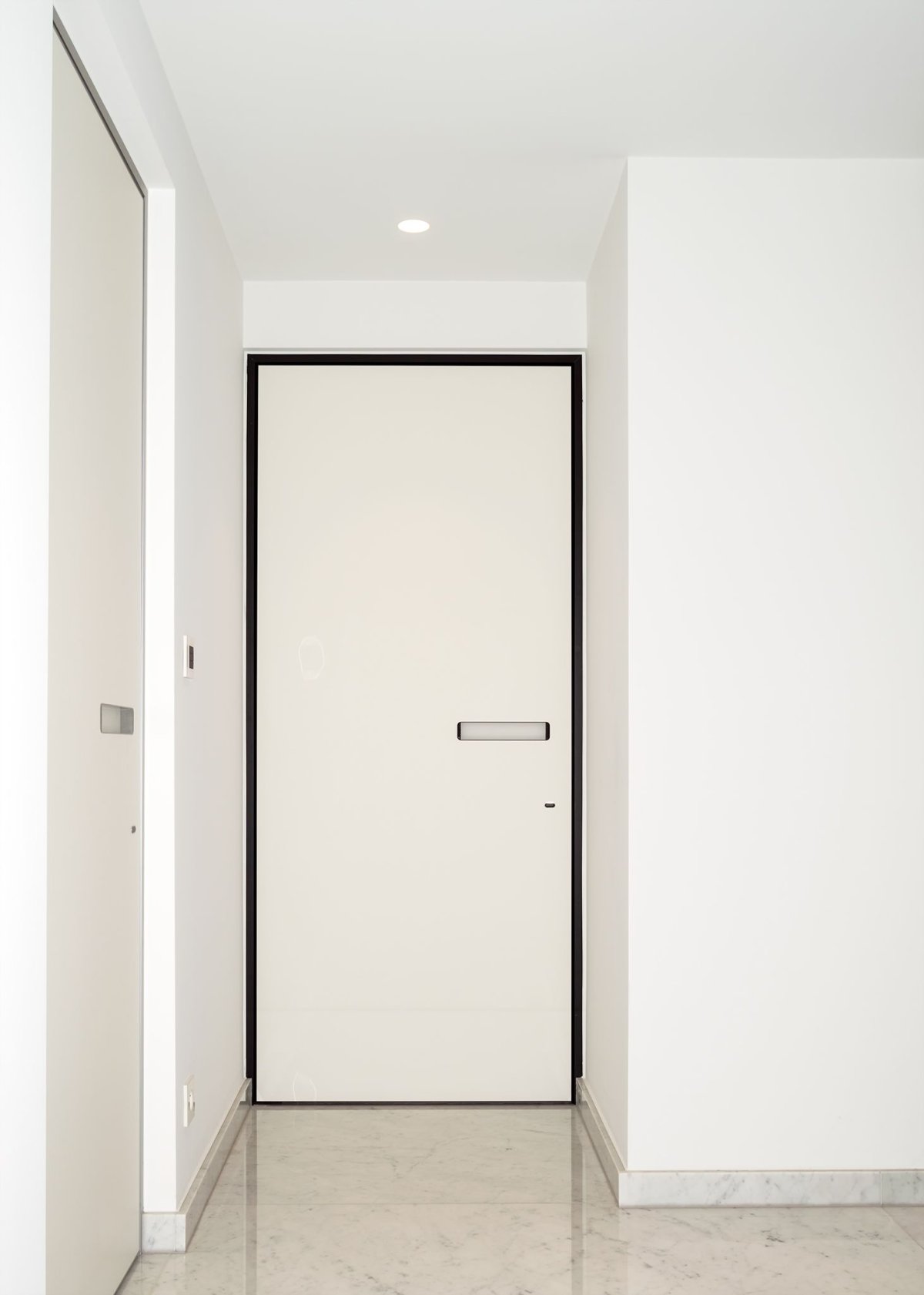 Белая дверь с черным наличником