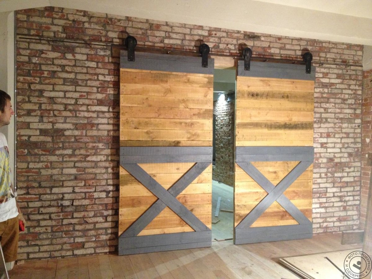 Амбарная дверь в интерьере