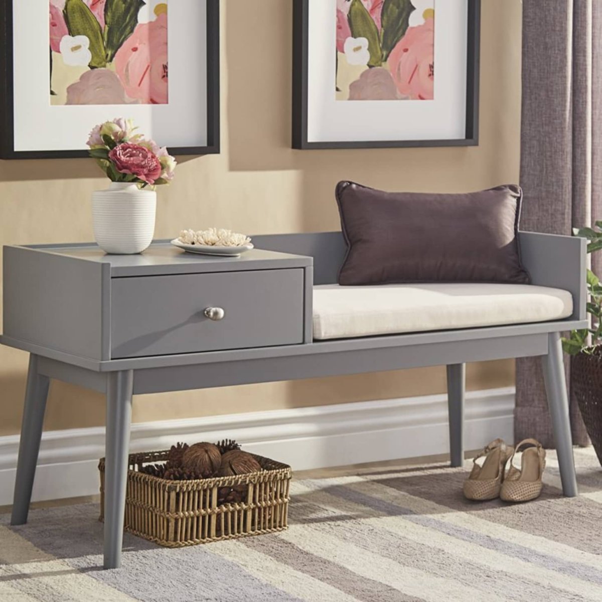 Небольшая скамья в прихожую