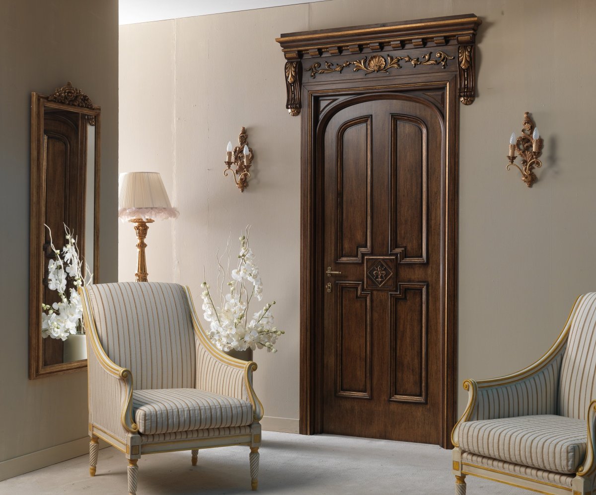Высокие двери в интерьере