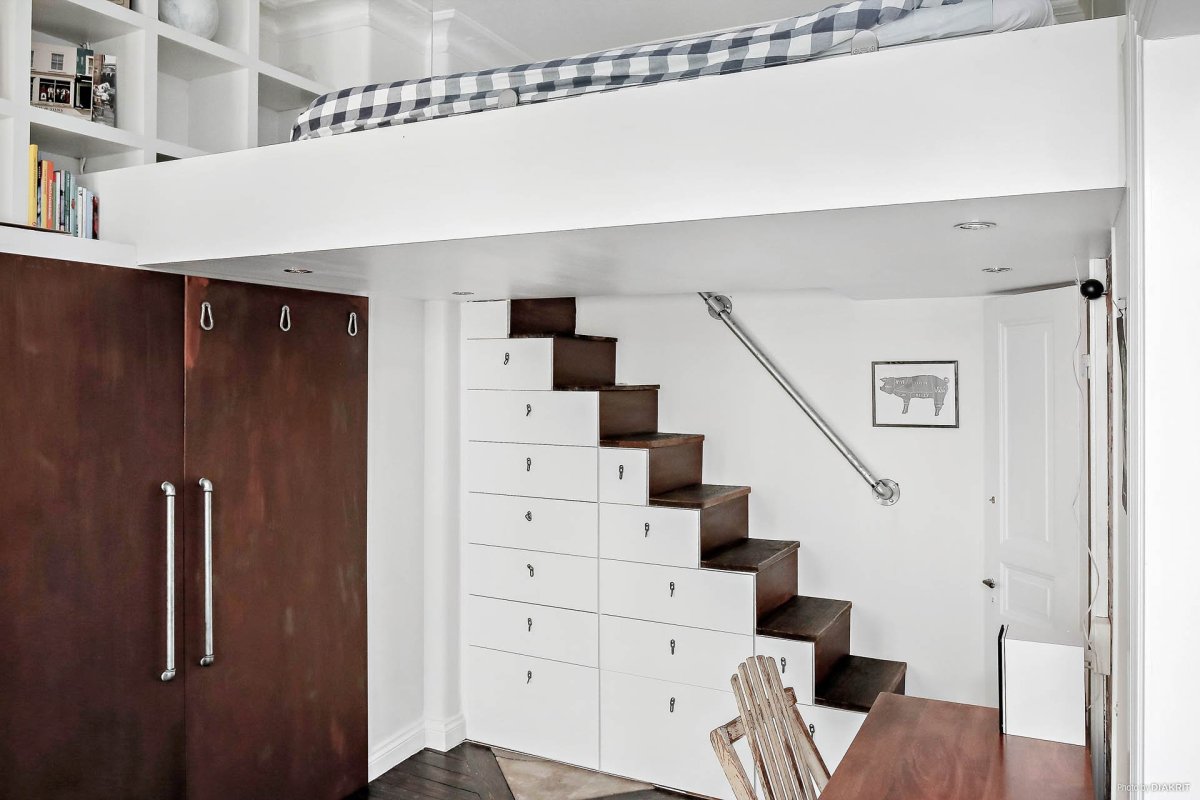 Антресоли под потолком