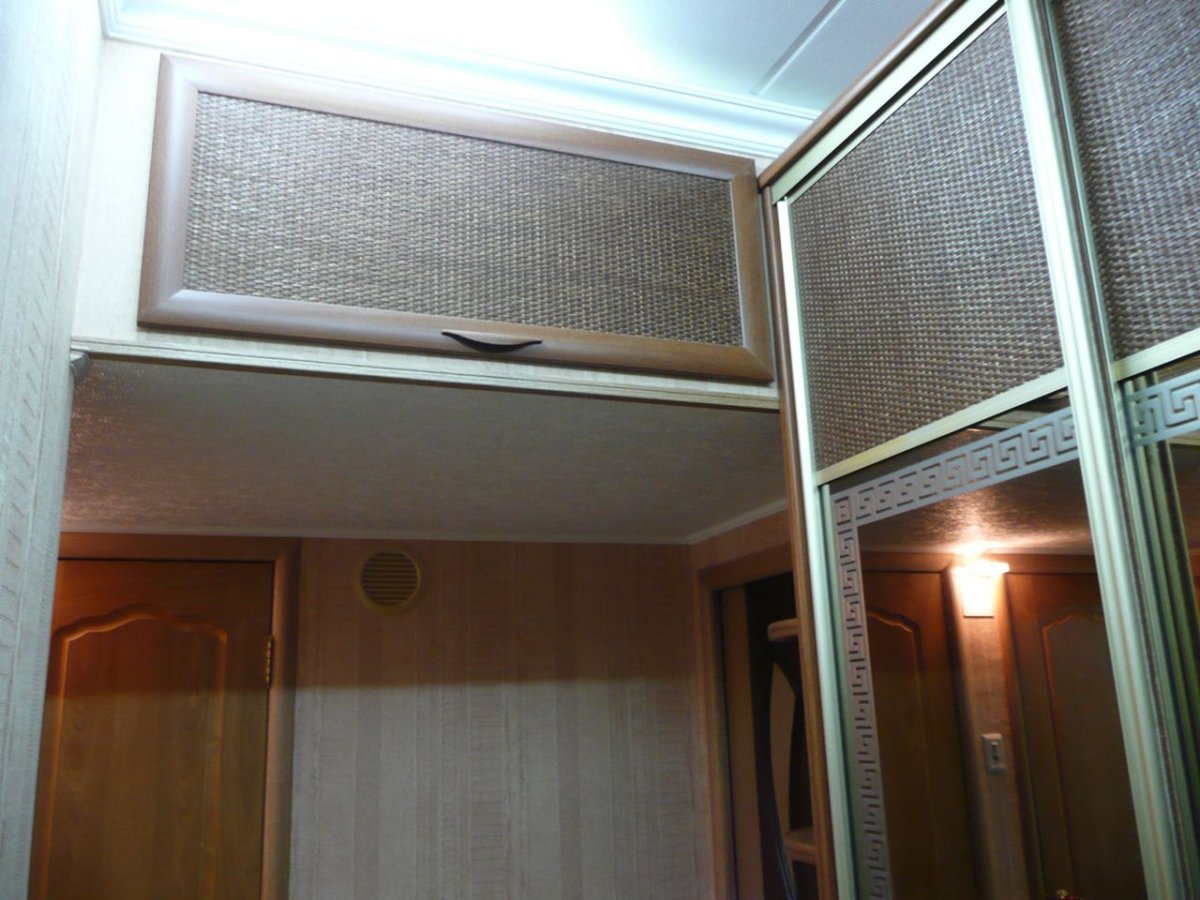 Навесные шкафы над дверью