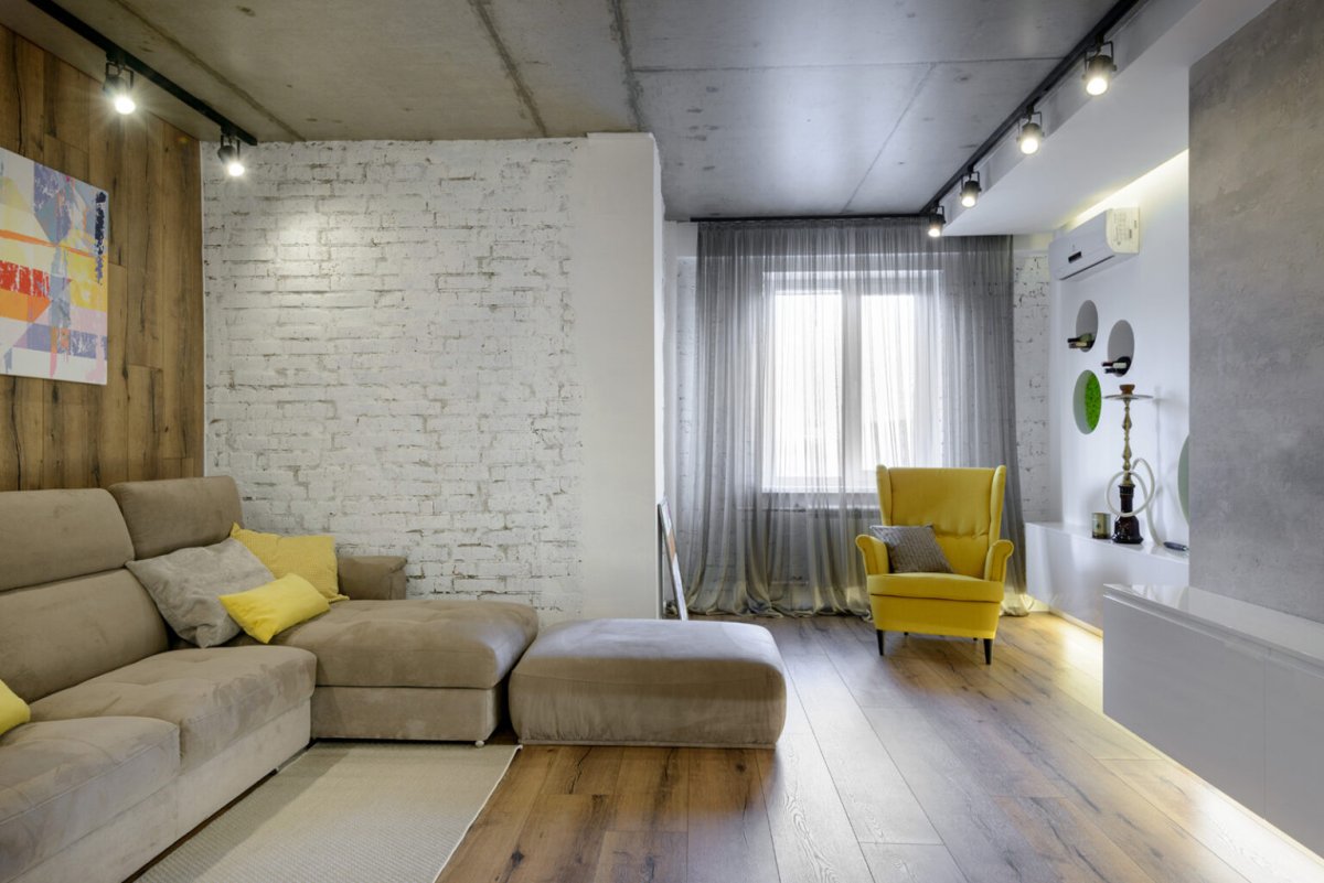 Бетонная и кирпичная стена в интерьере