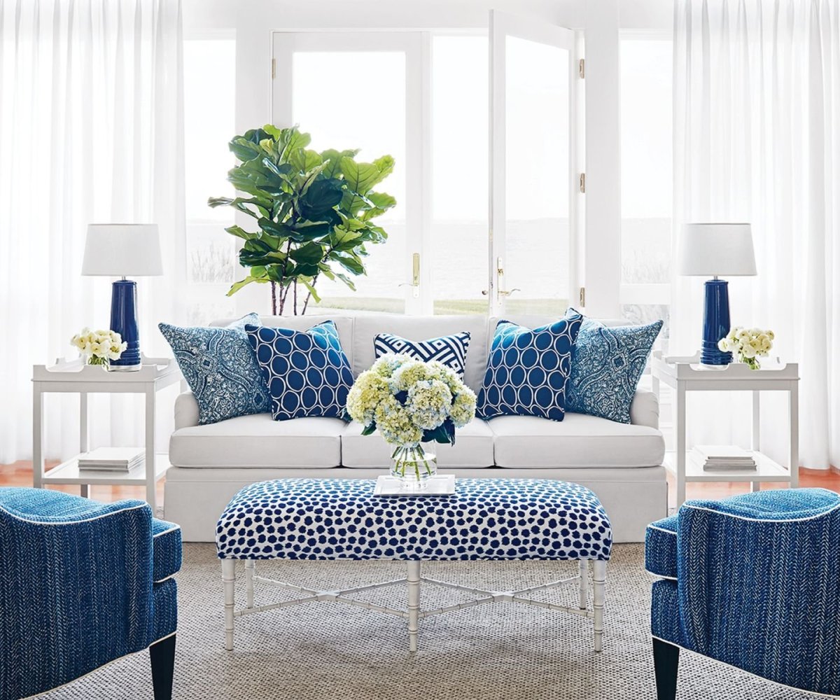 Синий диван в интерьере
