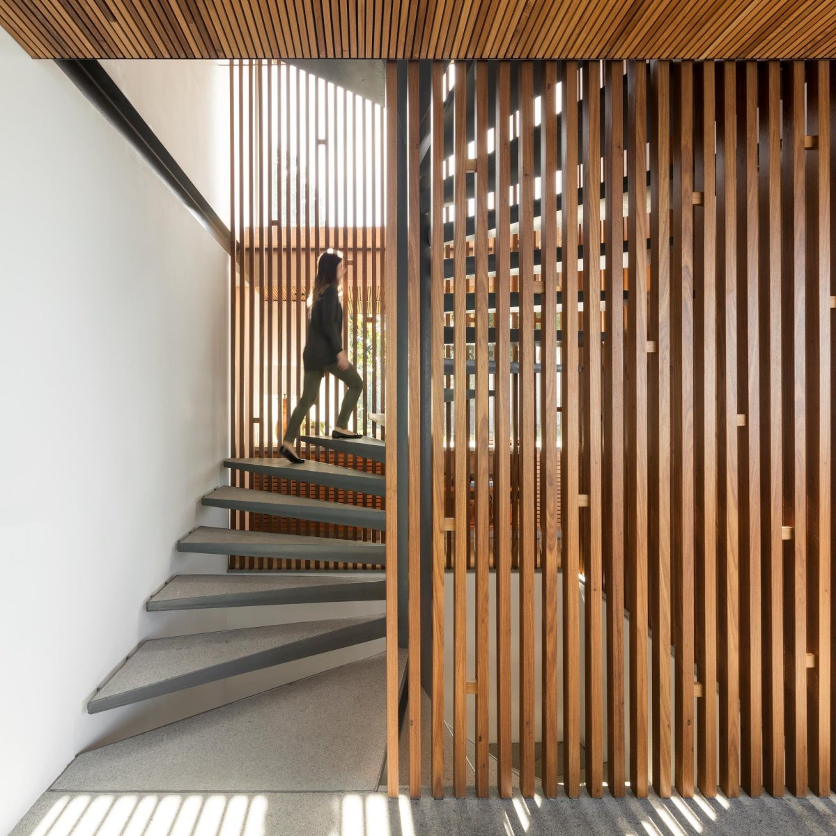 Стенка из деревянных реек