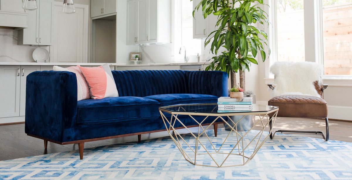 Синяя стена и синий диван в интерьере