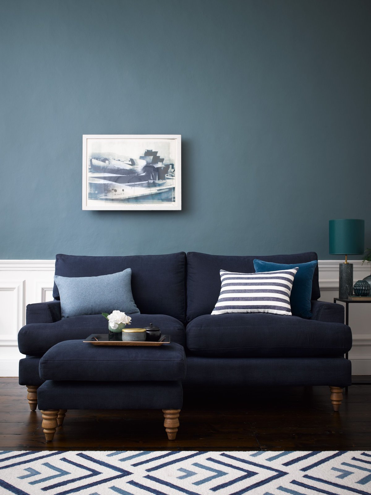 Синий диван в современном стиле