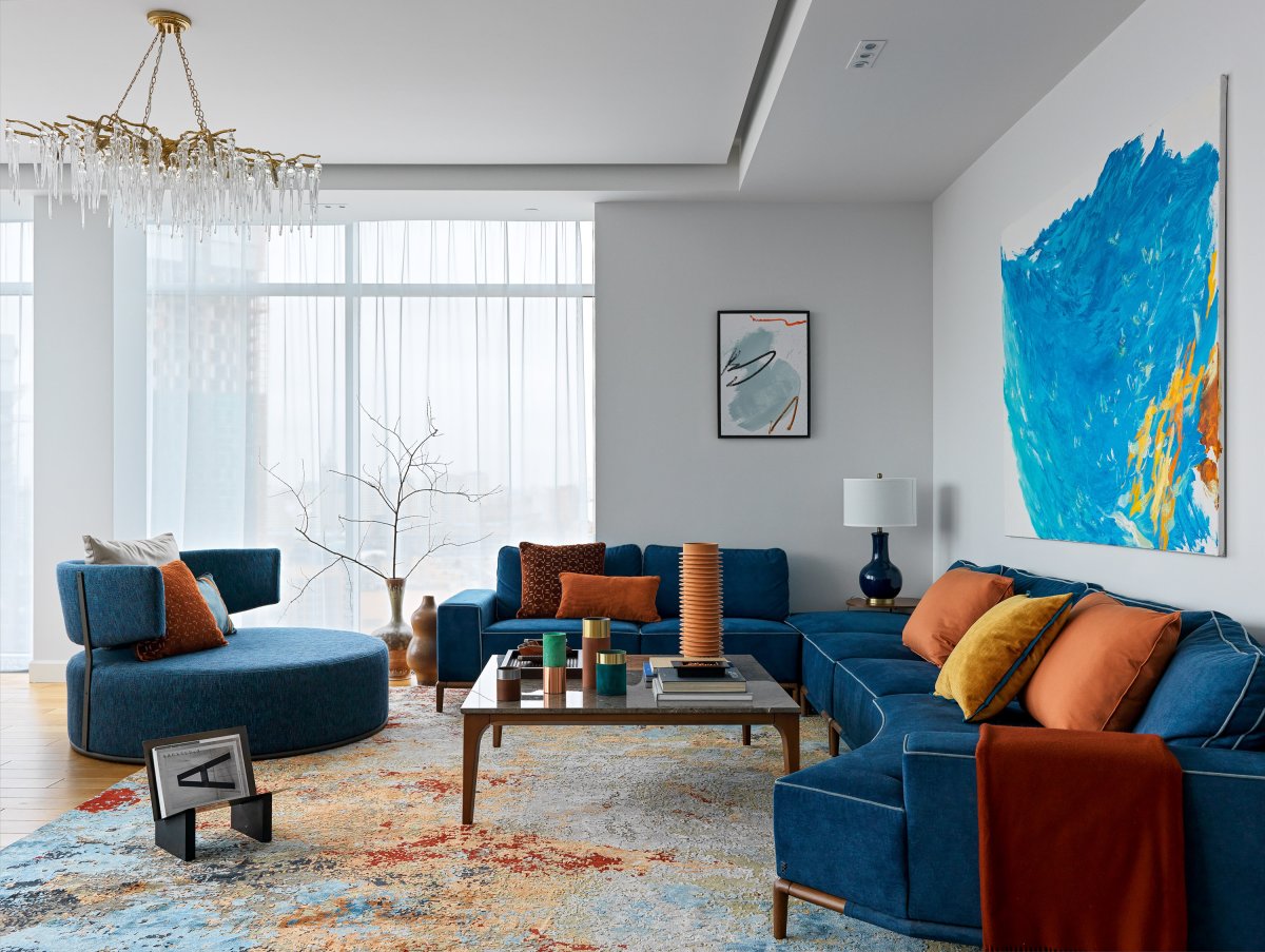 Синий диван в интерьере
