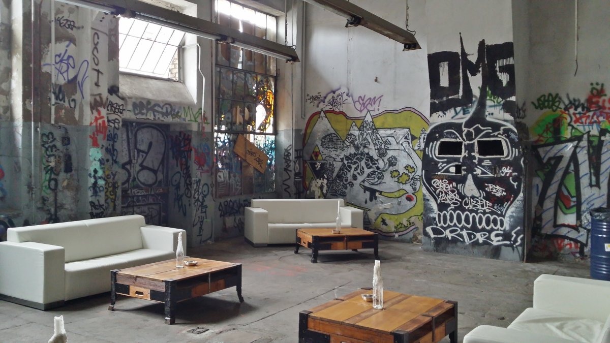 Фотообои граффити на кирпичной стене