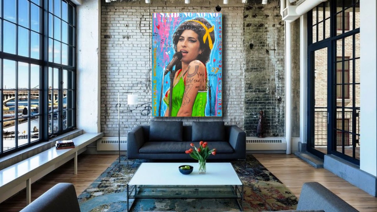 Надписи на стене в интерьере