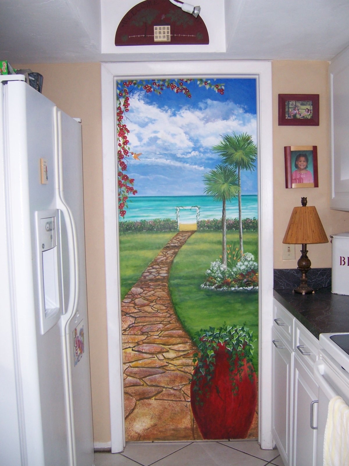 Пейзаж с дверью