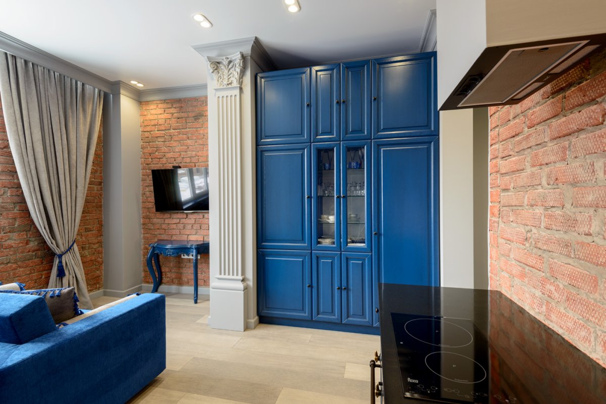 Кирпичные стены синяя мебель
